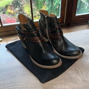 Freebird Sabelle Bootie
Black 
Size 7 
Excellent condition with the original box